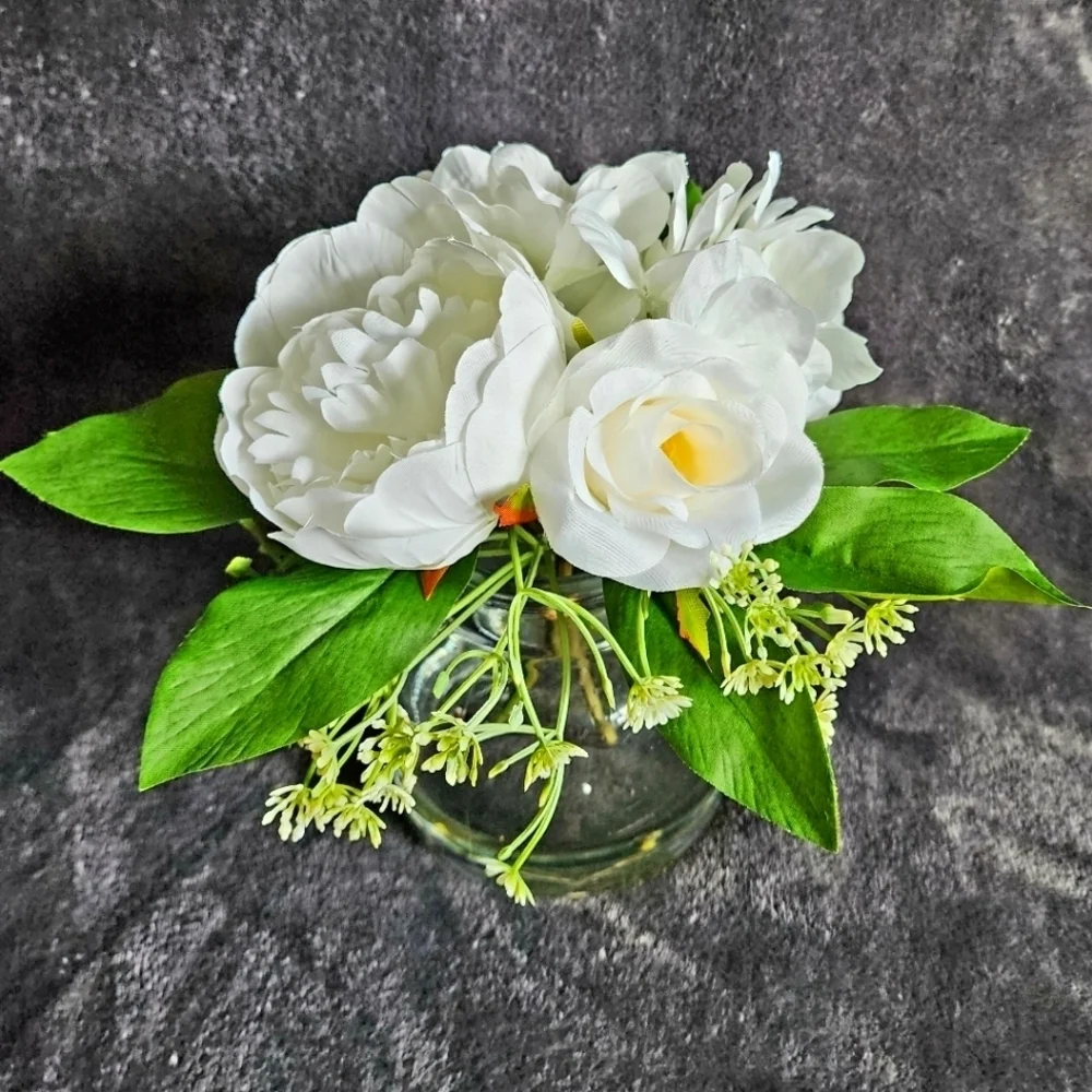 NWT spring summer white hydrangea & rose floral arrangement with glass vase, 9